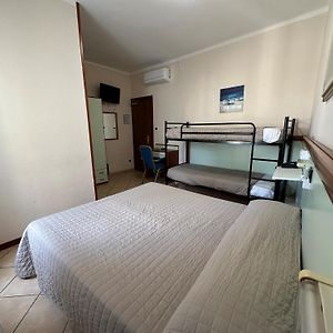 Camera quadrupla economy in edificio annesso